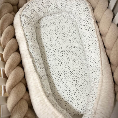 Ekrü alapon szabálytalan pöttyök